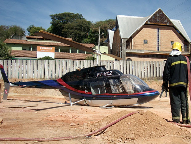 Helicóptero faz pouso forçado (Foto: Humberto Trajano/G1)