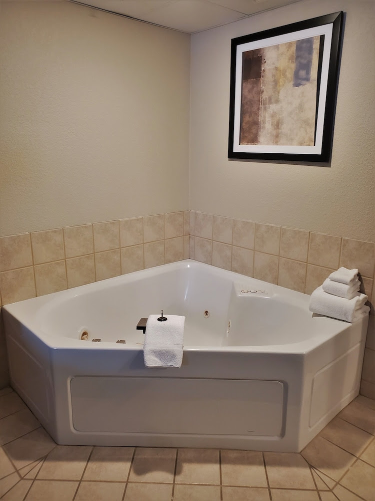 hotels in oshkosh wi with hot tubs
