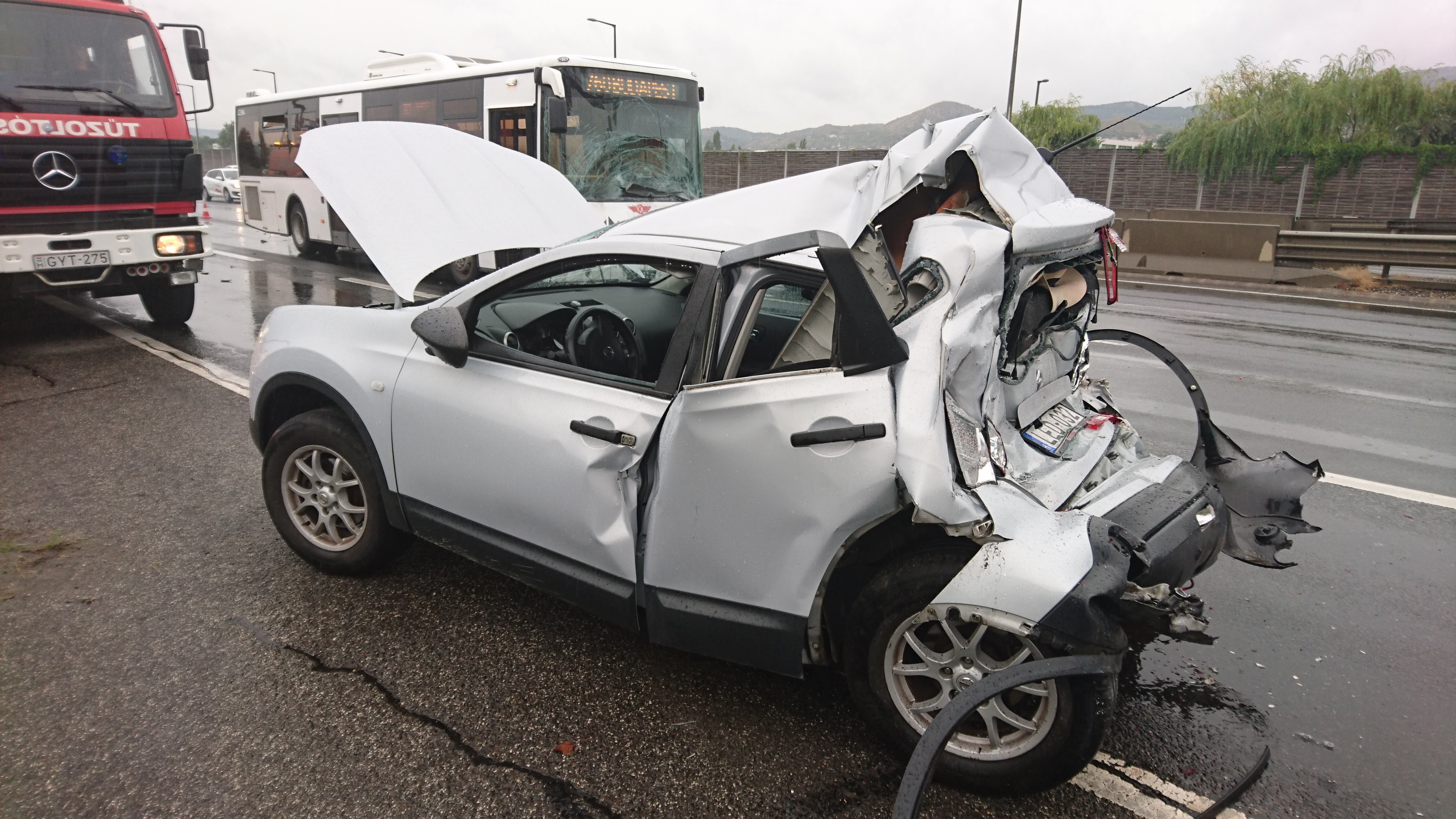 Oriasi Baleset Az M1 M7 Bevezeto Szakaszan Tavolsagi Busz Daralta Le A Szemelyautot Blikk