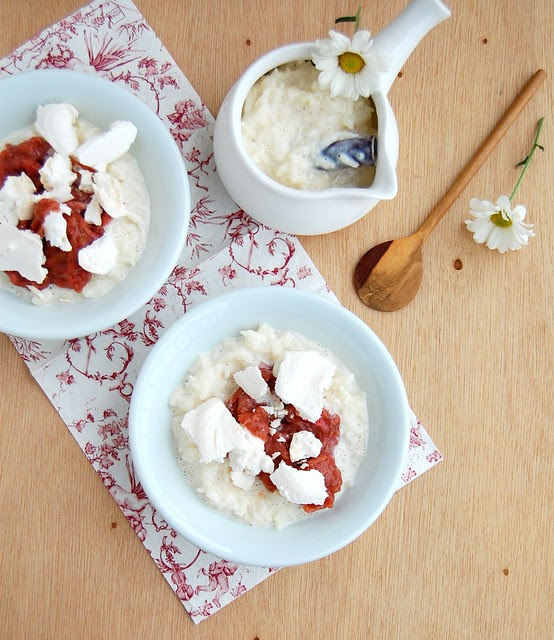 Rice pudding with rhubarb compote and homemade meringues / Arroz doce com compota de ruibarbo e suspiros caseiros