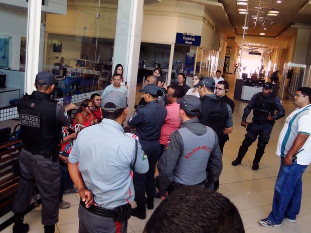 Policiais militares reforçaram a segurança em local de provas na Av. Eng. Roberto Freire, em Natal. (Foto: Ricardo Araújo/G1)