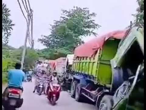 KONDISI TRUK² TANAH SETELAH DI AMUK WARGA!