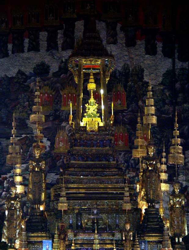 Emerald Buddha Statue inside