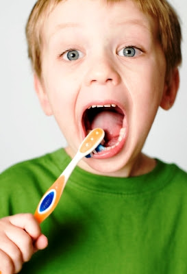Kebiasaan menggosok gigi sejak anak perlu ditanamkan sejak dini. Mengingat sejak anak kenal makanan manis, saat itu pula gigi akan bermasalah jika tidak dirawat dengan benar.