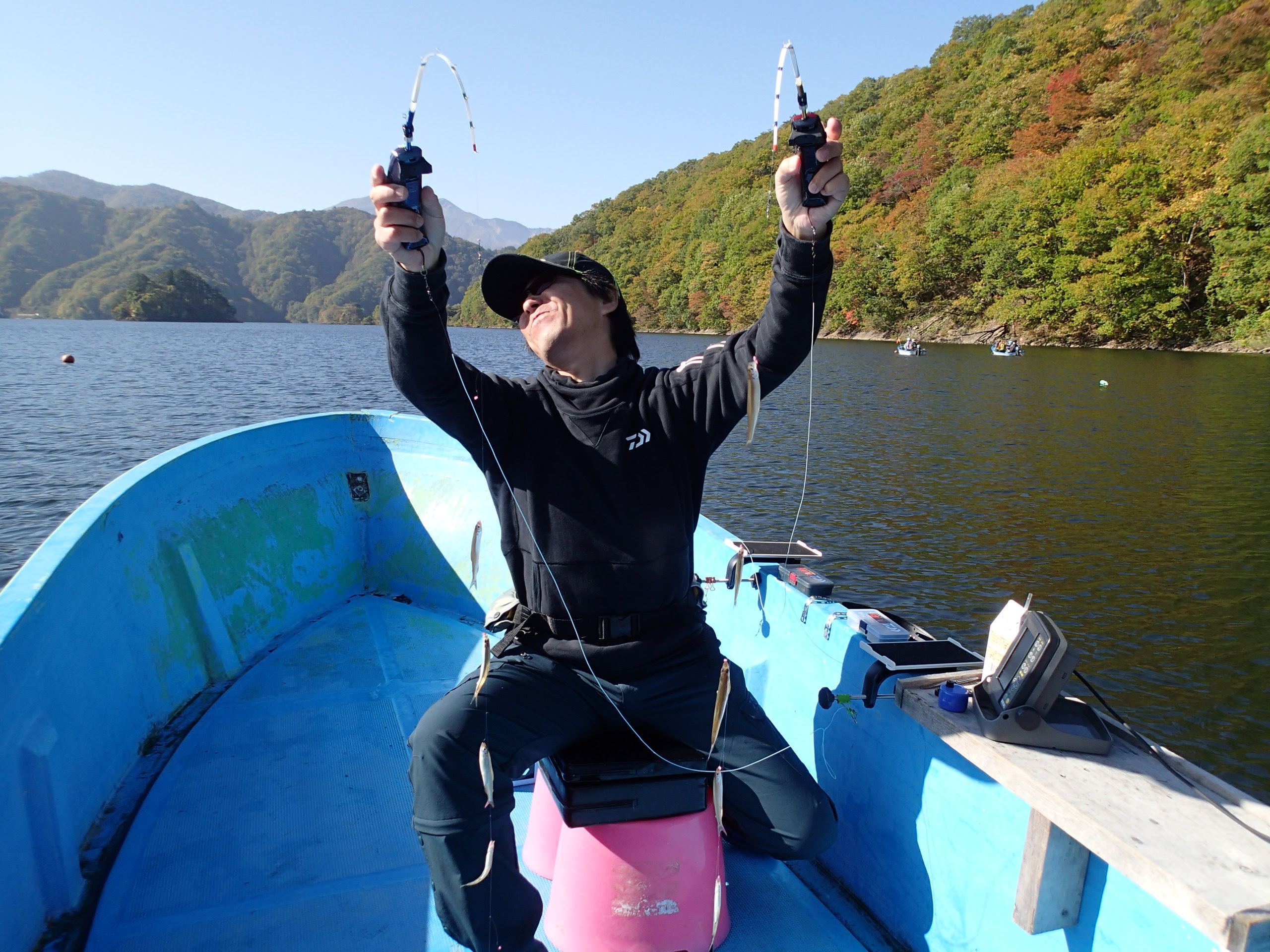 久 裏磐梯秋元湖で紅葉を見ながらワカサギ釣り ワカサギ最前線ブログ