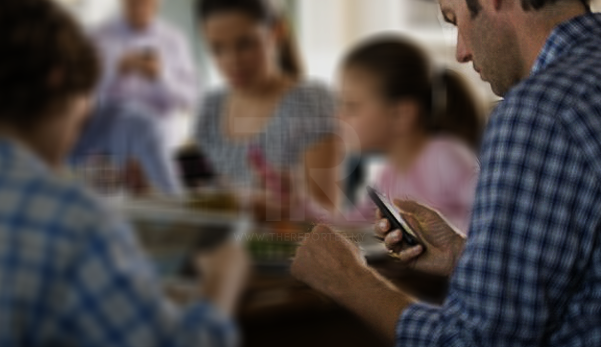 'Dia hanya sibuk dengan handphone, langsung tak peduli anaknya menangis'