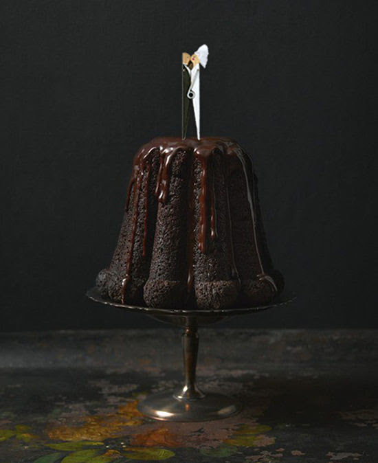 Bolo de casamento decorado com pregadores