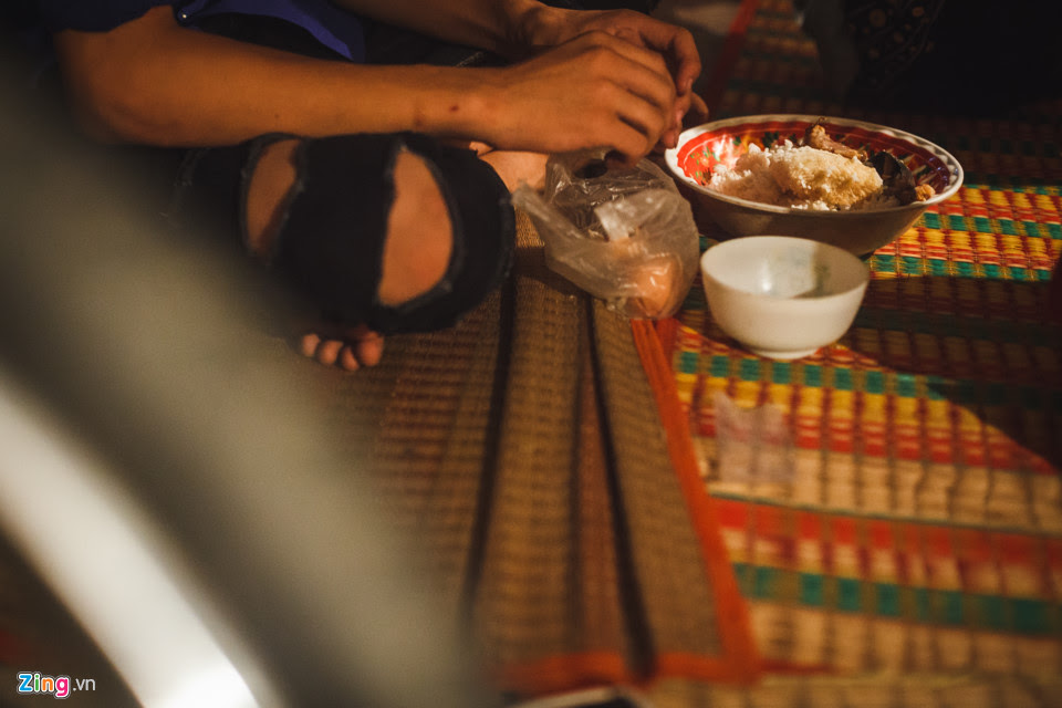 Bữa ăn của các thành viên trong đoàn được bầu đoàn Kim Thanh Nhị nấu. Bữa ăn chỉ đơn giản là tô cơm trắng, thịt kho và thêm vài cái trứng luộc.