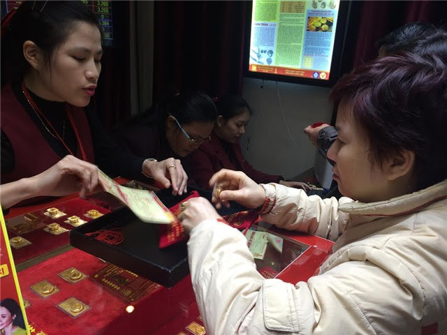 mua vàng, người dân, ôm vàng, đúc két, doanh nghiệp, cửa hàng, trúng đậm, hàng ngàn lượng, tấn vàng, Vía Thần tài mua vàng, người dân, ôm vàng, đúc két, doanh nghiệp, cửa hàng, trúng đậm, hàng ngàn lượng, tấn vàng, Vía Thần tài