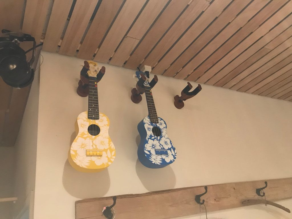 ウクレレとギターハンガー Be Happy