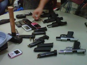 Cinco pistolas e uma marreta que seriam usadas nos assaltos foram apreendidas pela polícia (Foto: Divulgação/SSP-SE)