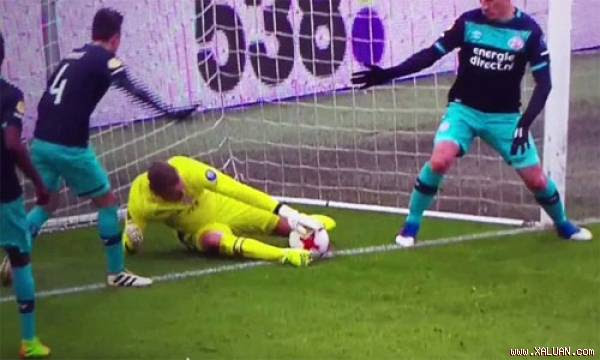  Hành động ôm bóng vào người khiến Zoet đốt lưới nhà.