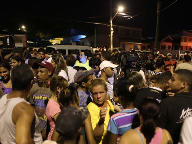 Curiosos se aglomeram na orla de Goiana à espera de informações (Foto: Flavio Alves/Futura Press)