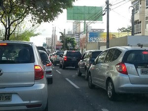 Motoristas enfrentaram congestionamento na Avenida Senador Salgado Filho, em Natal (Foto: Thyago Macedo/G1)
