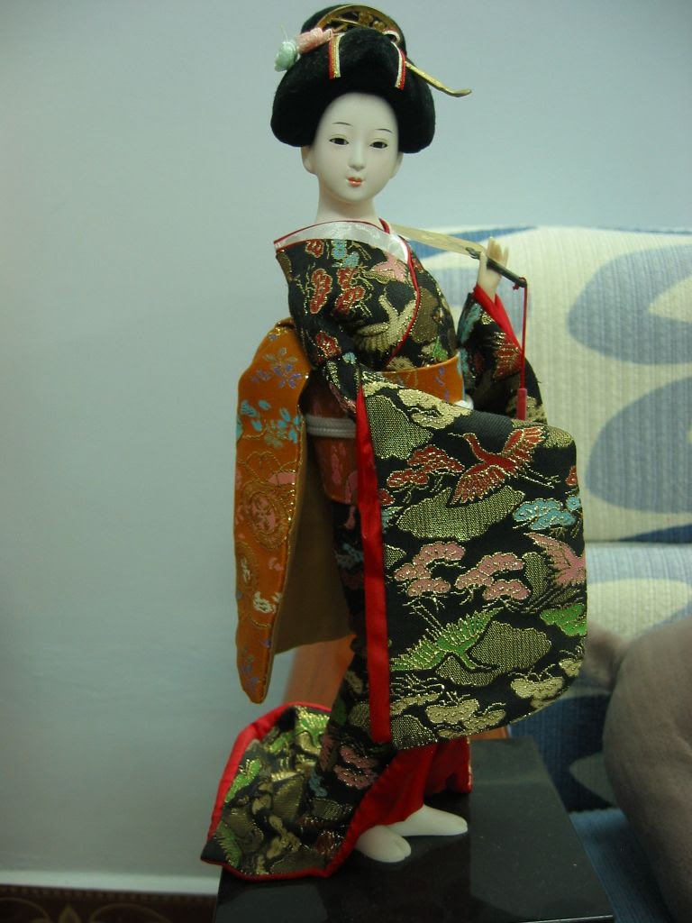 Kimonopukuinen nukke kädessään viuhka. Kuvaaja: Binh Giang, luovutettu julkiseen käyttöön (public domain)