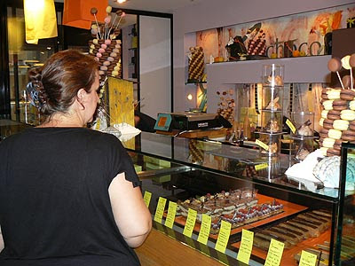 catherine et   macarons pelé.jpg