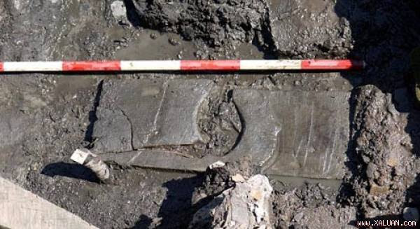  Chiếc ghế toilet làm bằng gỗ được phát hiện bên dưới một rãnh bùn. Ảnh: Vindolanda Trust.