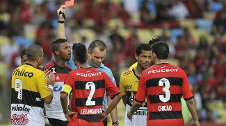 Goleiros de Criciúma e Flamengo foram expulsos neste domingo