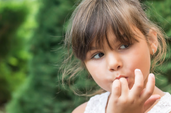 髪の毛を口に入れて舐める 癖 不安から 子供の気持ちと上手なやめさせ方 子育て応援サイト March マーチ