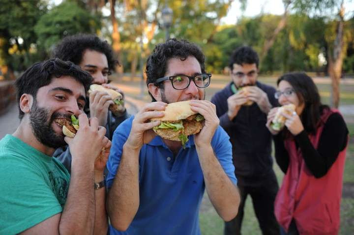 Locos por el sándwich de milanesa: tienen Facebook y se juntan en parques