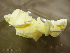 Untar el molde con mantequilla
