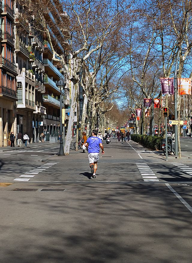 Jogger in Gran Via de les Corts, Barcelona [enlarge]