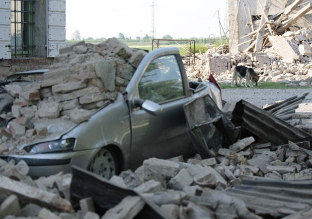 Carro atingido por escombros em Cavezzo nesta terça-feira (29) (Foto: AP)