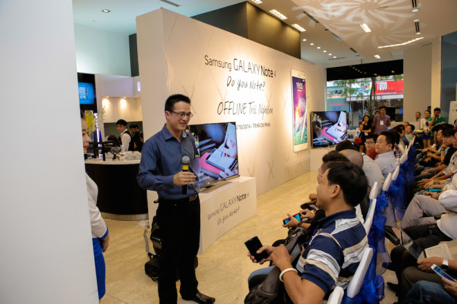 People play technology experience Samsung Galaxy Note 4
