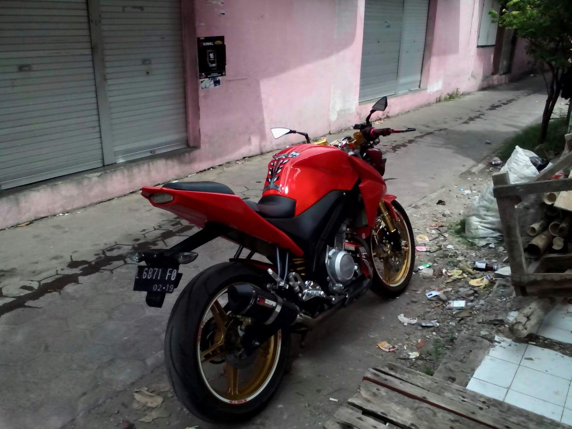 Modifikasi New Vixion Lightning ala Kawasaki Z250 ini 