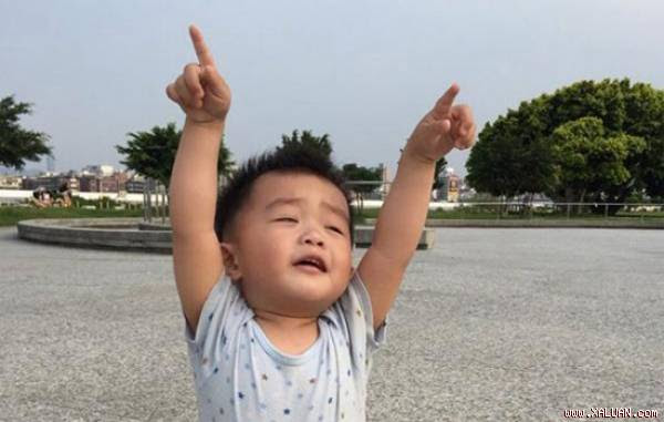 Bé Đinh Đinh rất hiếu động và ham đọc sách. (Ảnh Mamatify)