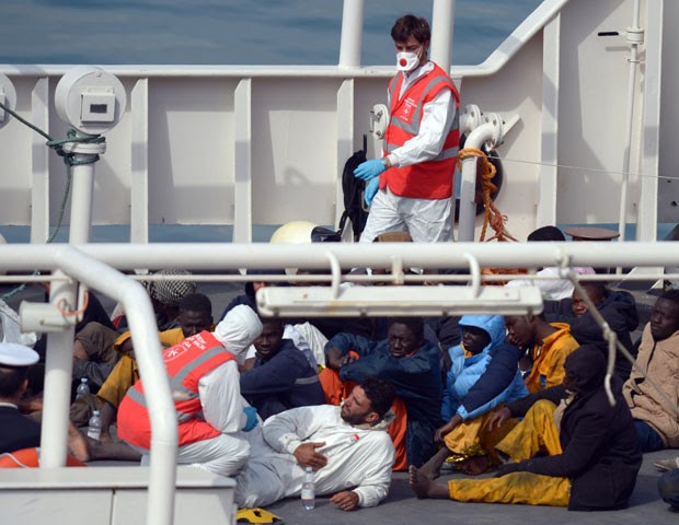 Imigrantes resgatados de naufrágio na costa da Líbia são vistos em navio de Malta nesta segunda-feira (20) (Foto: Matthew Mirabelli/AFP)