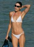 carla_bruni_beach_13_122_988lo.jpg
