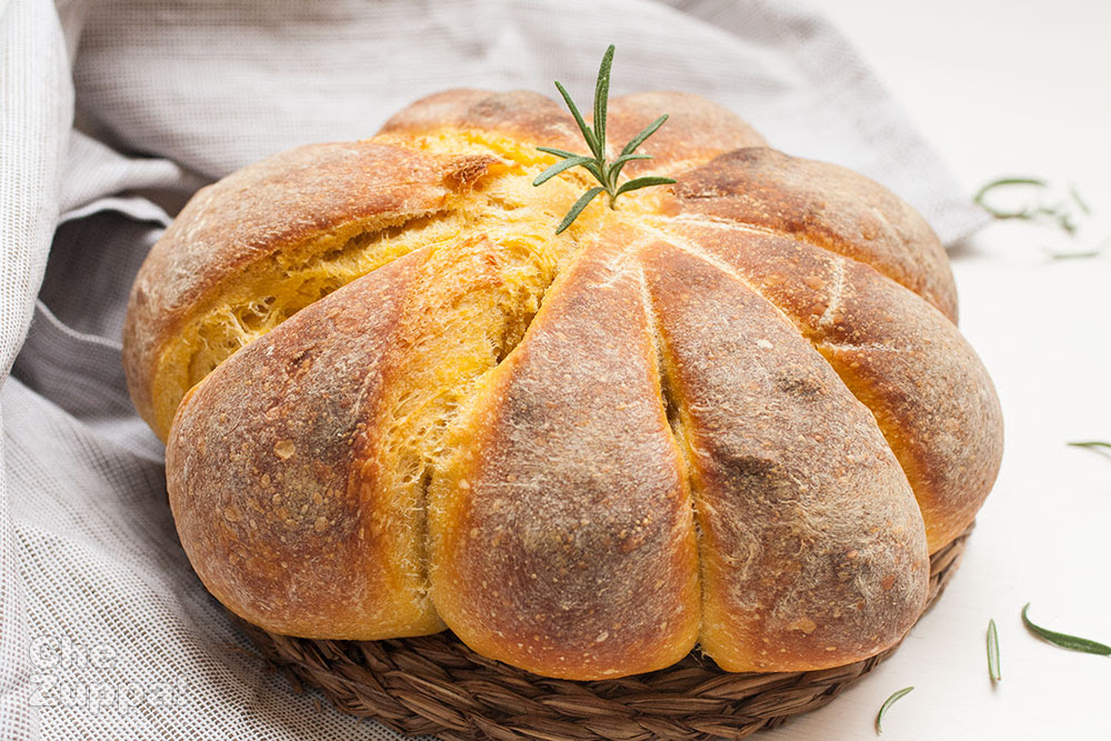 Pane alla zucca a forma di zucca perfetto per Halloween
