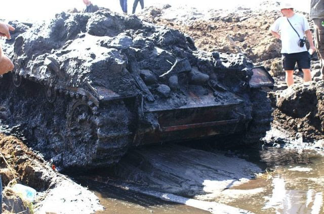 This Tank Was Discovered Hidden In 10 Feet Of Mud So They Restored It. The Result Of Their Efforts Is Rewarding!