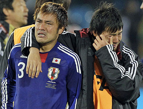 Asahi Com 朝日新聞社 ｐｋを失敗した駒野 左 の肩を抱き涙を流す松井 ａｐ ｐｋ戦 日本死闘 パラグアイにｐｋ戦で敗れる サッカーワールドカップ