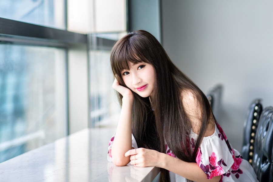 フリー写真 カウンター席で頬杖をつく女性でアハ体験 Gahag 著作権フリー写真 イラスト素材集