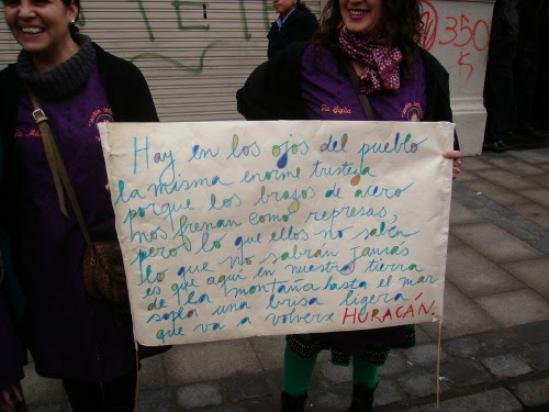 eternauta1982:

“Hay en los ojos del pueblo 
la misma enorme tristeza
porque los brazos de acero
nos frenan como represas,
pero lo que ellos no saben
lo que no sabrán jamás
es que aquí en nuestra tierra
de la montaña hasta el mar
sopla una brisa ligera
que va a volverse un HURACÁN”
