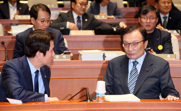 더불어민주당 이해찬 대표(오른쪽)와 이인영 원내대표가 18일 국회에서 열린 의원총회에서 대화하고 있다.
