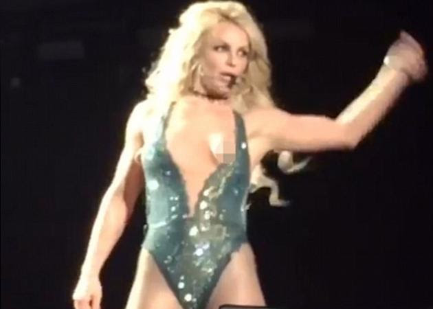 Britney Spears: Tο καυτό ατύχημα στη σκηνή - Τραγουδούσε με το στήθος της έξω από το κορμάκι! [pics,vid]