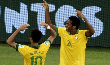 Striker Brasil, Jo (kanan) merayakan golnya ke gawang Meksiko dengan Neymar. Brasil menang 2-0 dan melaju ke final Piala Konfederasi 2013.