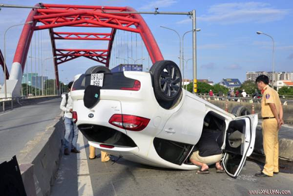 Ôtô lật ngửa, chắn ngang cầu Ông Lớn. Ảnh: Tin Tin.