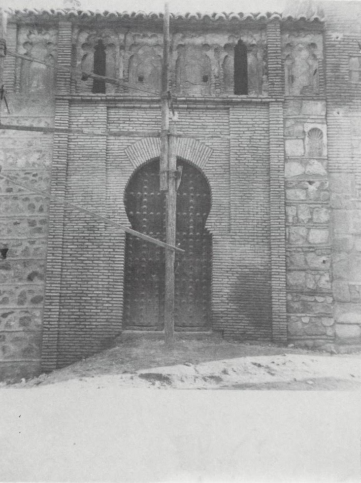 Placa nicho (a la derecha) visigótica aparecida en la restauración de la Iglesia de San Andrés en 1975