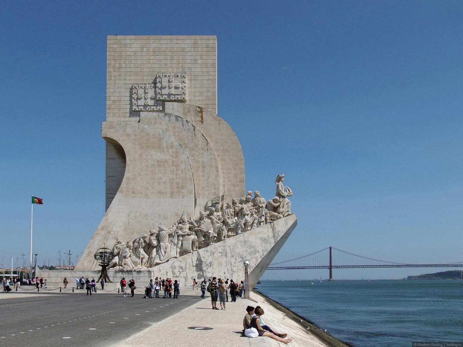 Памятник первооткрывателям