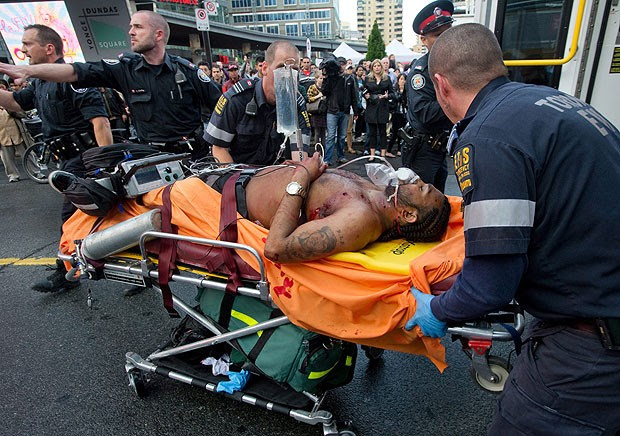Homem ferido após ataque de atirador em shopping em Toronto, no Canadá, em 2 de junho de 2012 (Foto: AP)