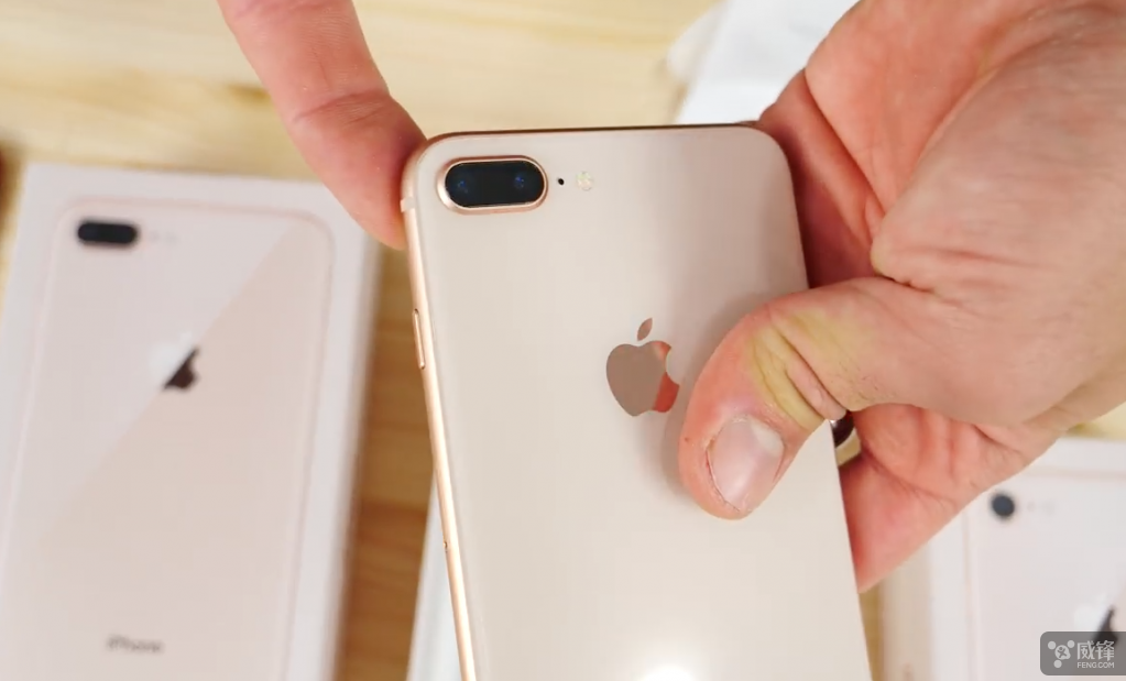 谁更硬 Iphone 8 Plus 7 Plus跌落测试比较 手机凤凰网