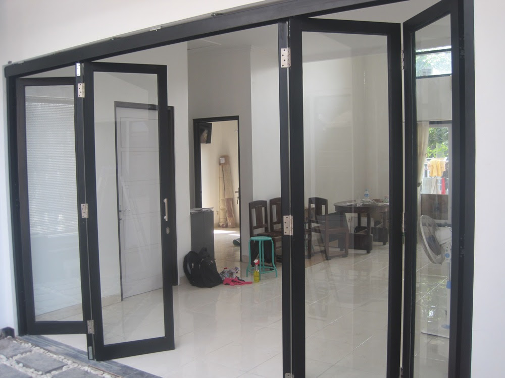 Pintu lipat aluminium kaca memberi kesan minimalis dan modern Pintu lipat aluminium kaca memberi kesan minimalis dan modern