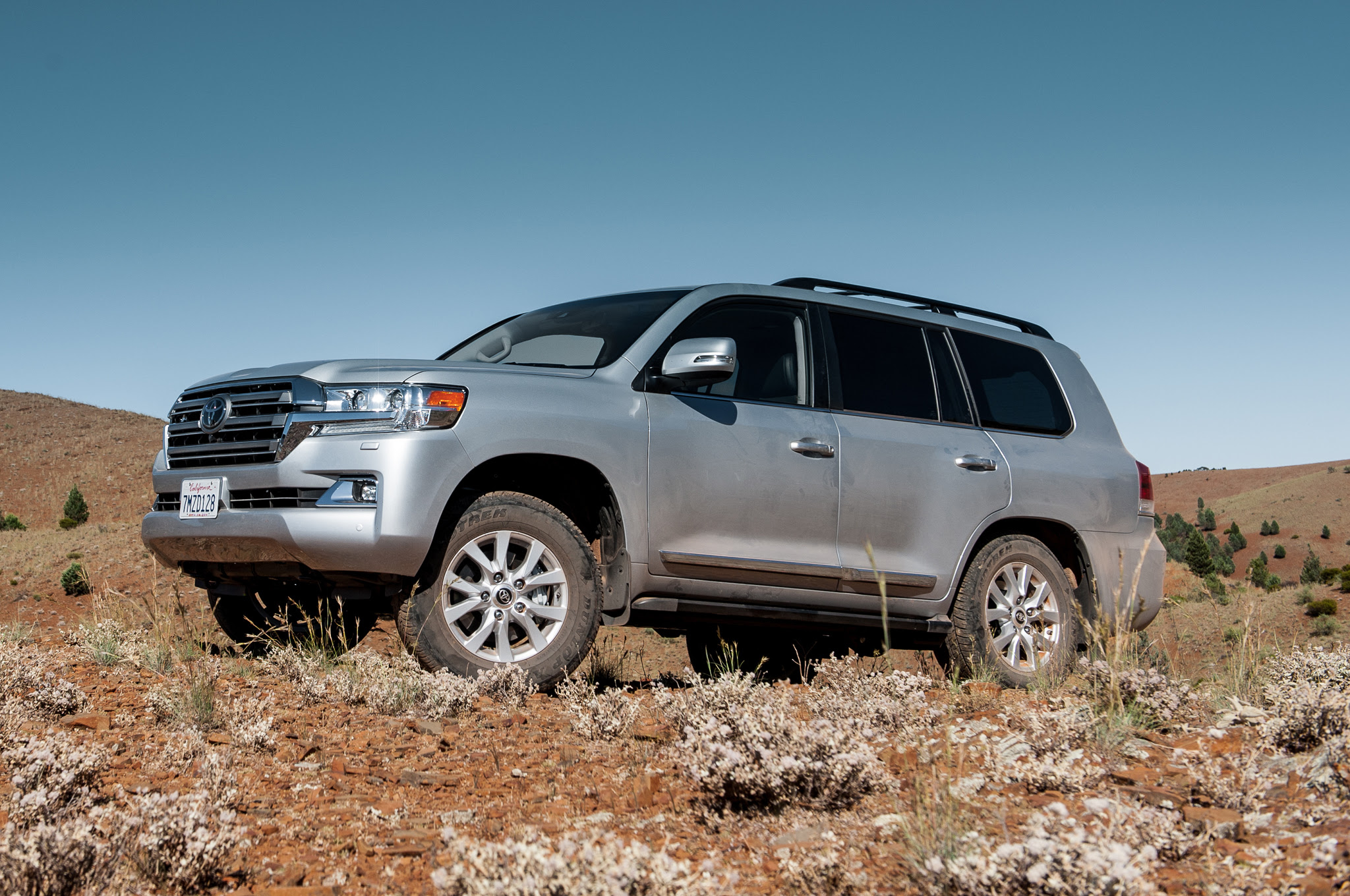 2016 Toyota Land Cruiser front three quarters