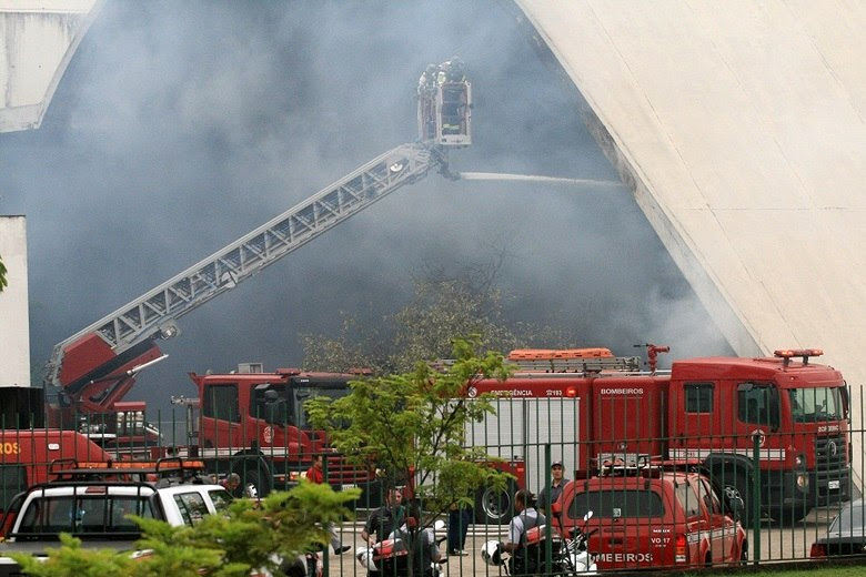
 O incêndio que atingiu o Memorial da América Latina,
 na Barra Funda, deixou 24 bombeiros feridos. Dois deles estão em estado grave, mas 
não correm risco de morte.
Eles foram 
atingidos por um fenômeno chamado de flashover — uma espécie de 
explosão — e tiveram queimaduras nas vias respiratórias. O presidente da Fundação Memorial da América Latina, João Batista de 
Andrade, disse que nenhum funcionário ou visitante ficou ferido. O fogo 
começou no auditório Simón Bolívar. Uma das possibilidades é que as 
chamas tenham sido devido a um curto-circuito. A Defesa Civil disse que 
três prédios foram atingidos.