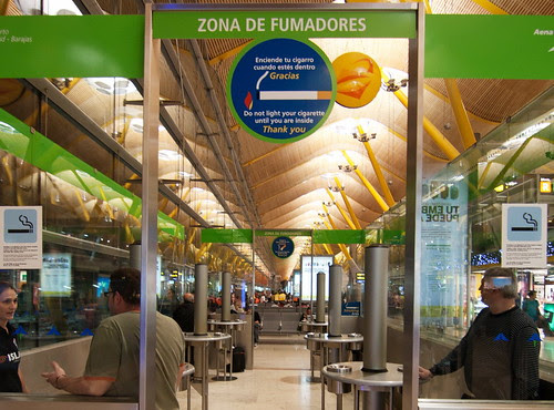 Zona de fumadores de la T-4 Aeropuerto Madrid Barajas