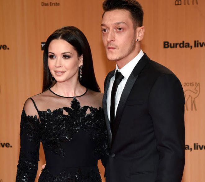 Bạn gái khóc nức nở trong vòng tay của Ozil - ảnh thể thao